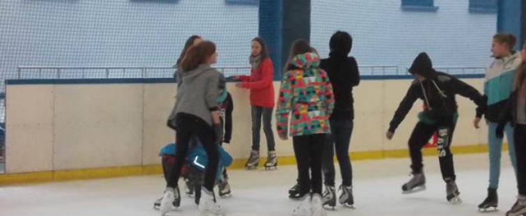 Powiększ obraz: Uczniowie podczas zajęć na lodowisku
